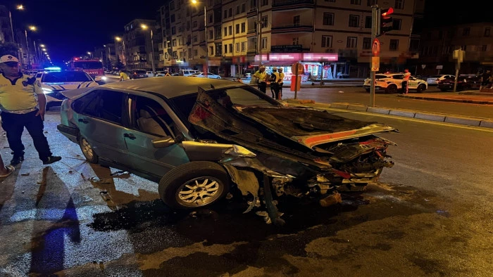 Kayseri&rsquo;de otomobil ile &ccedil;arpışan polis aracı devrildi: 3 yaralı 