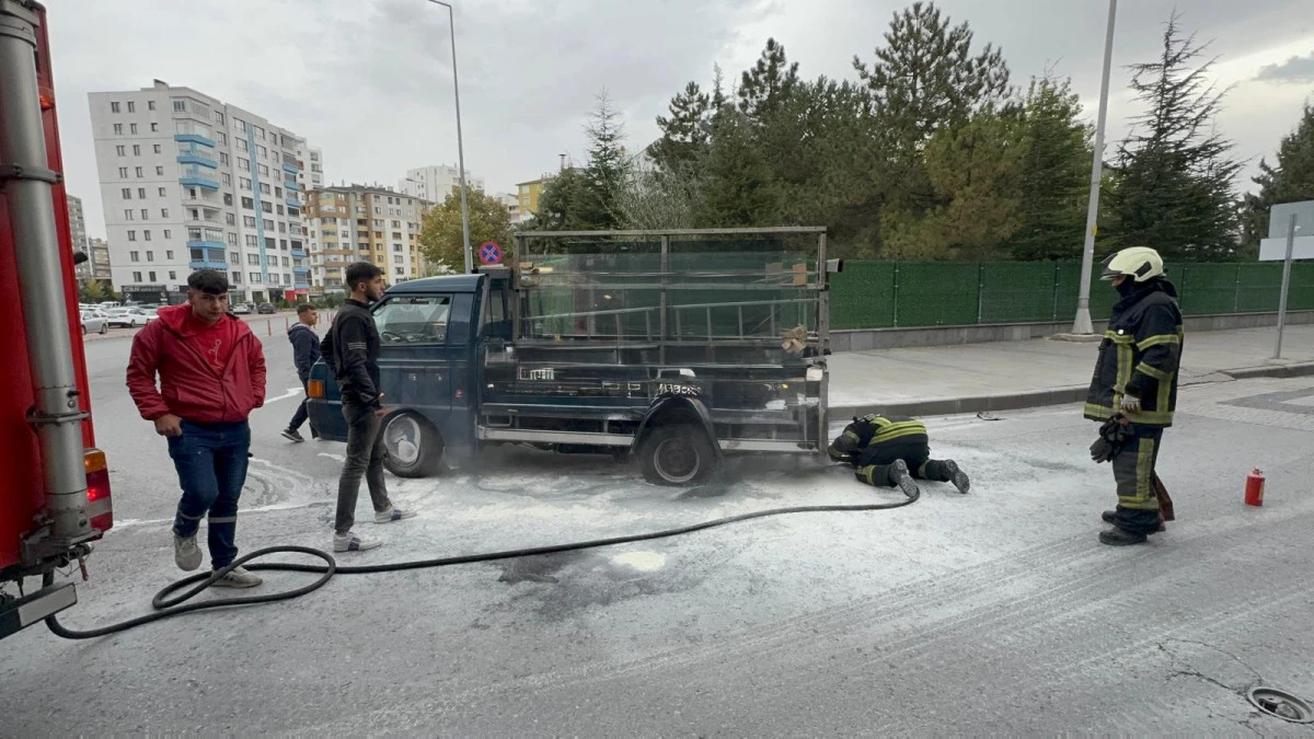 Kayseri&rsquo;de seyir halindeki kamyonetin tekerleği yandı