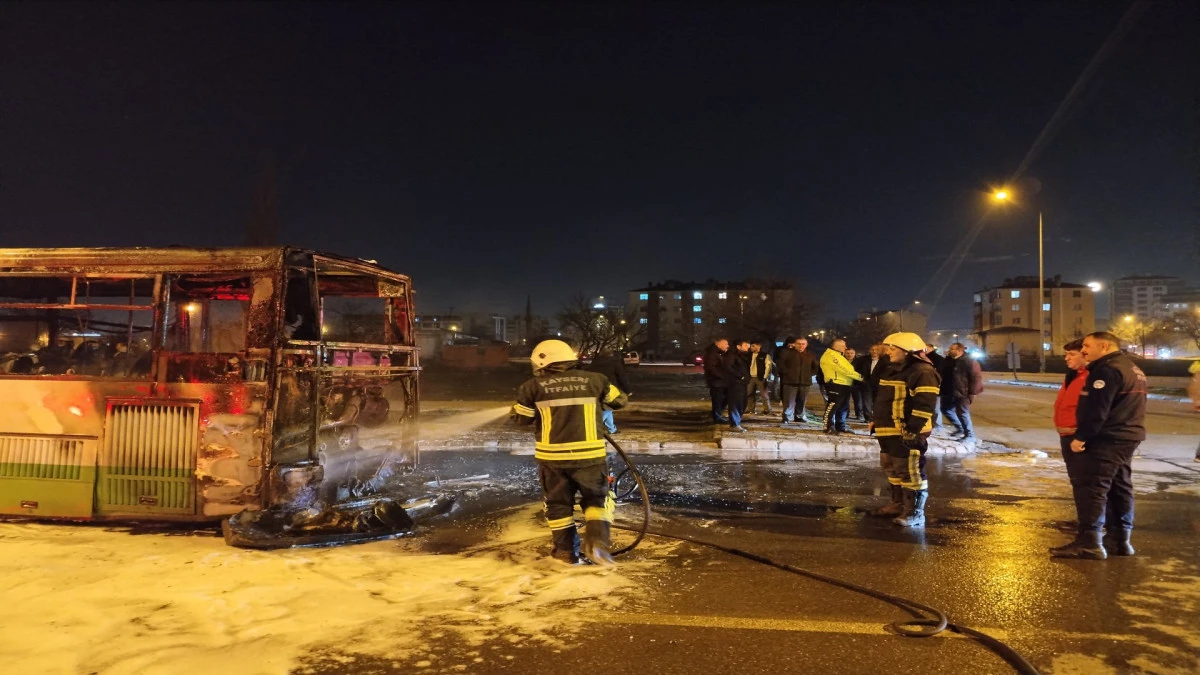 Kayseri'de seyir halindeki &ouml;zel halk otob&uuml;s&uuml; yandı! 
