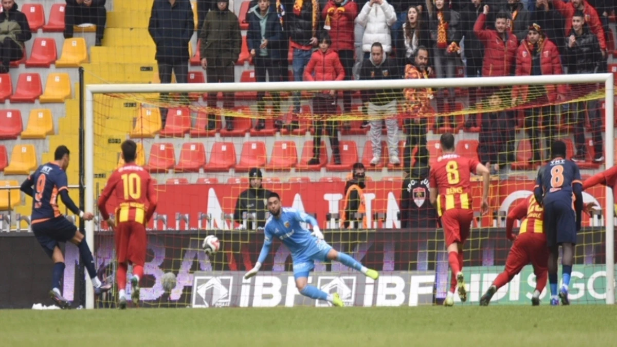 Kayserispor Evinde Kayıp: Başakşehir Kayseri'de 3 Puanı 3 Golle Aldı! 