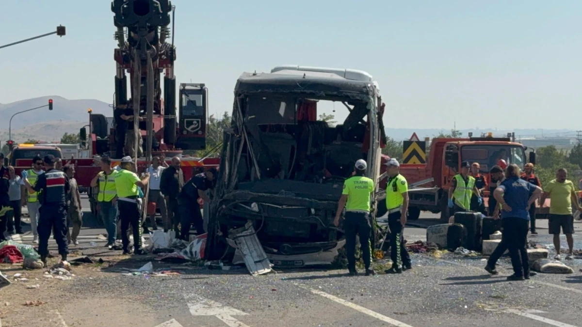 Kayseri&rsquo;de yolcu otob&uuml;s&uuml; devrildi; 1 &ouml;l&uuml;, 23 yaralı 