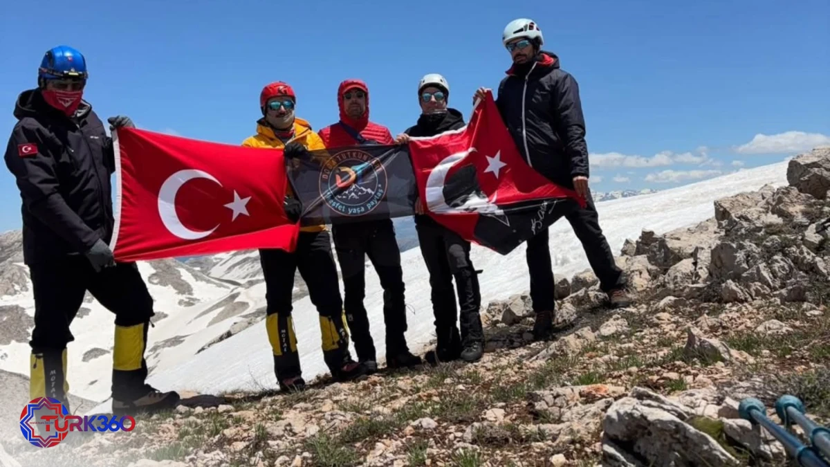 Kayserili Dağcılar Bayram Tatilini Zirvede Ge&ccedil;irdi 