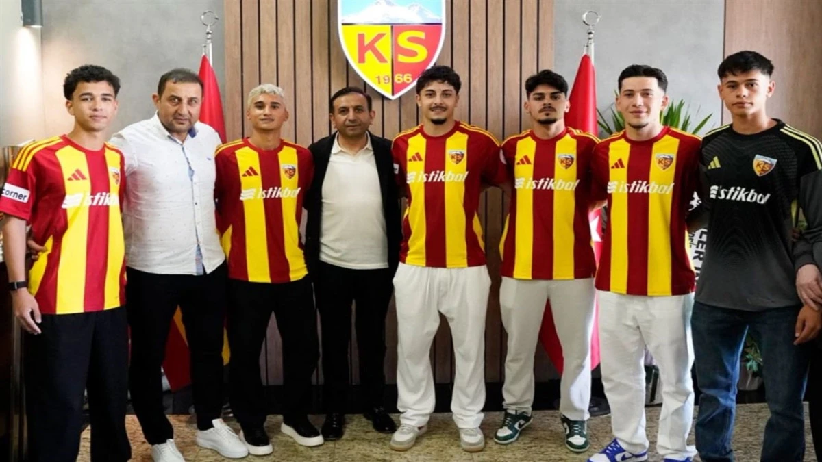 Kayserispor 6 futbolcu ile profesyonel s&ouml;zleşme imzalandı 