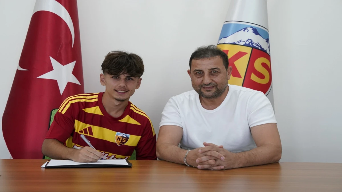Kayserispor, Mikail Kulaksız ile profesyonel s&ouml;zleşme imzaladı 