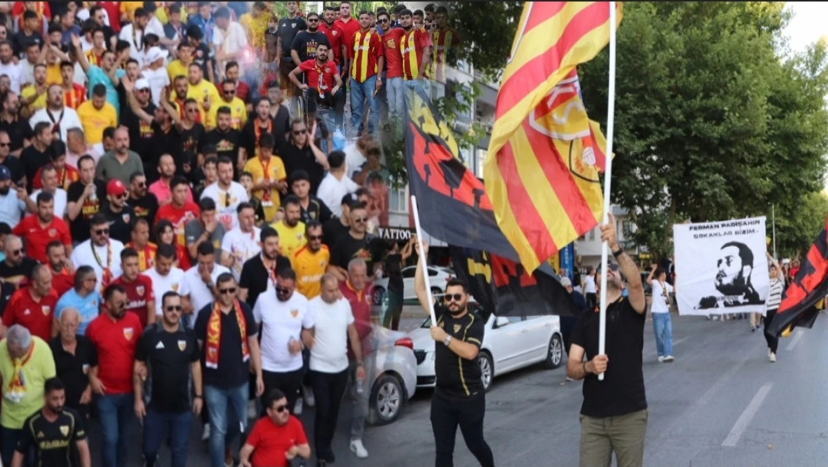 Kayserispor Taraftarlarından Galatasaray Maçı Öncesi Coşkulu Kortej Yürüyüşü 