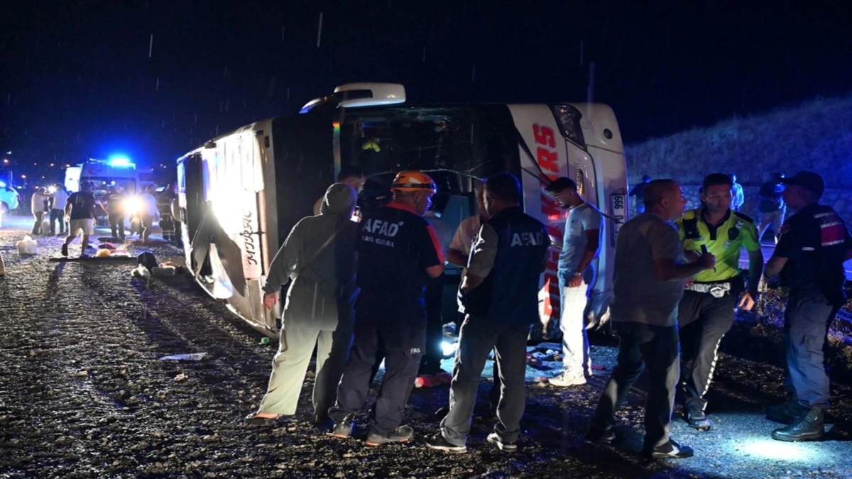 Kırıkkale&rsquo;de yolcu otob&uuml;s&uuml; devrildi: 40 yaralı 