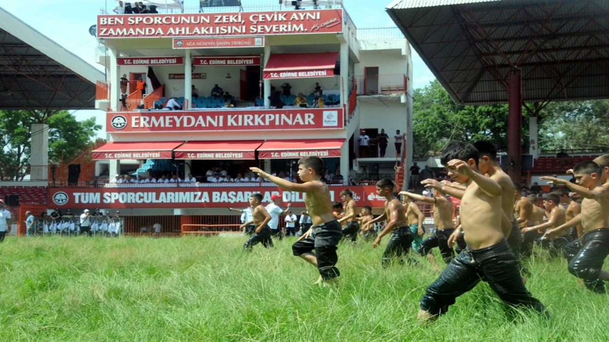 Kırkpınar g&uuml;reşleri, minik boy pehlivanların m&uuml;sabakaları ile başladı 