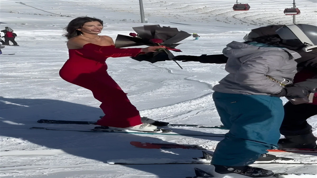 Kırmızı elbisesiyle Erciyes&rsquo;te kayak yapıp, g&uuml;l dağıttı 