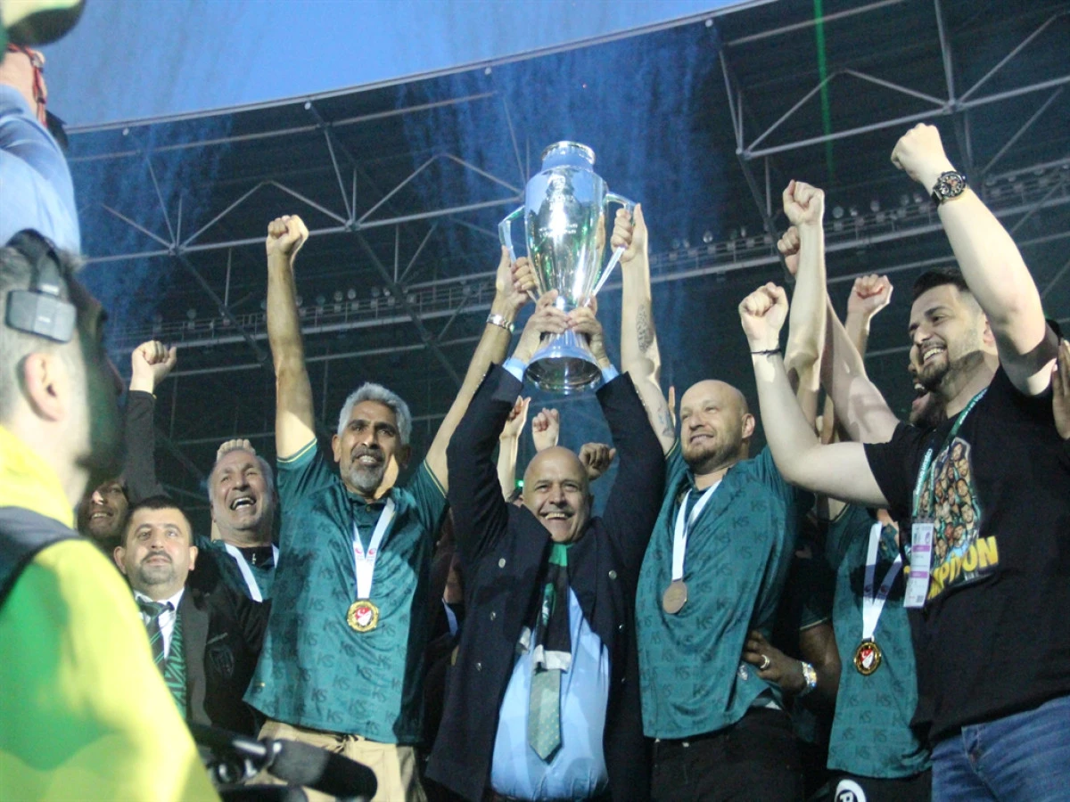 Kocaelispor şampiyonluk kupasını kaldırdı 