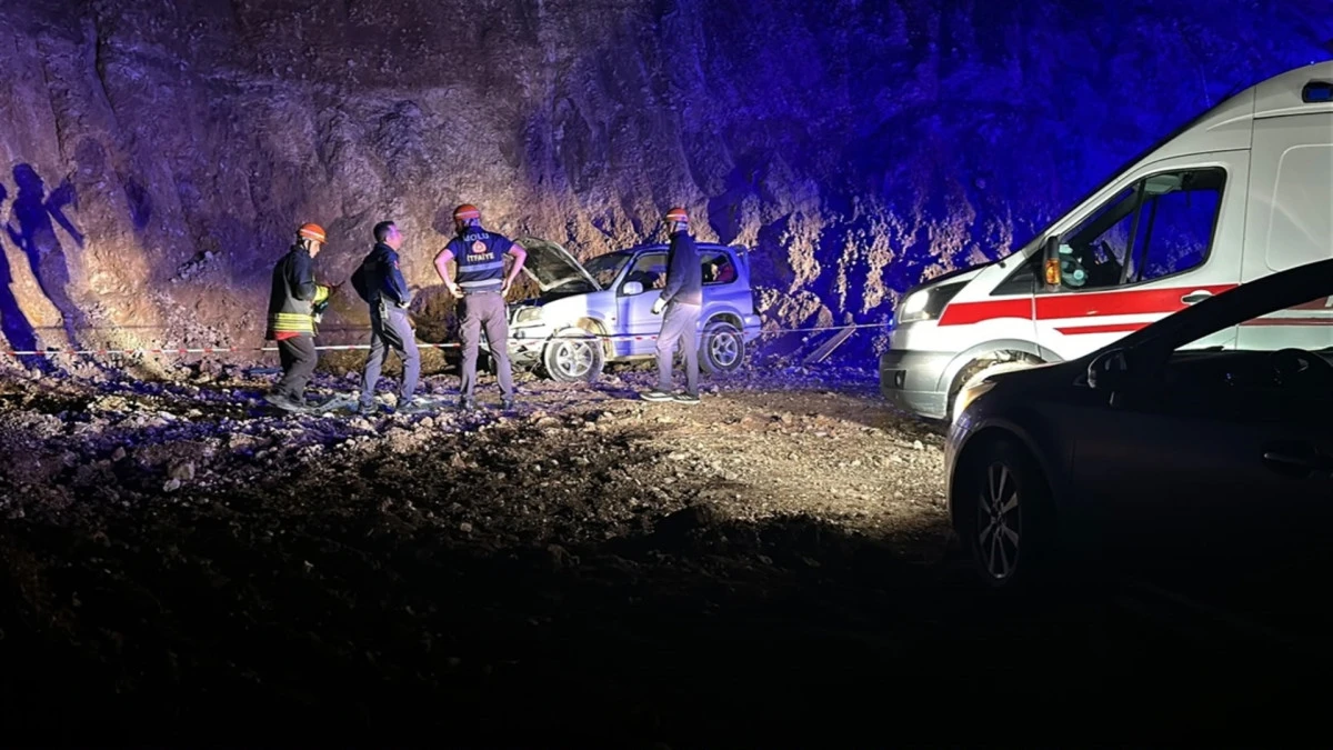 Kontrolden &ccedil;ıkan cip, şarampole yuvarlandı: 2 &ouml;l&uuml;, 1 yaralı 