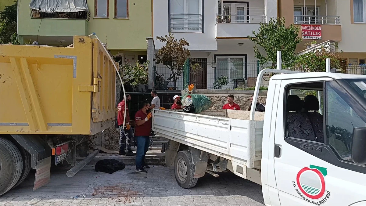 K&ouml;t&uuml; koku gelen evden 1 ton atık &ccedil;ıktı 