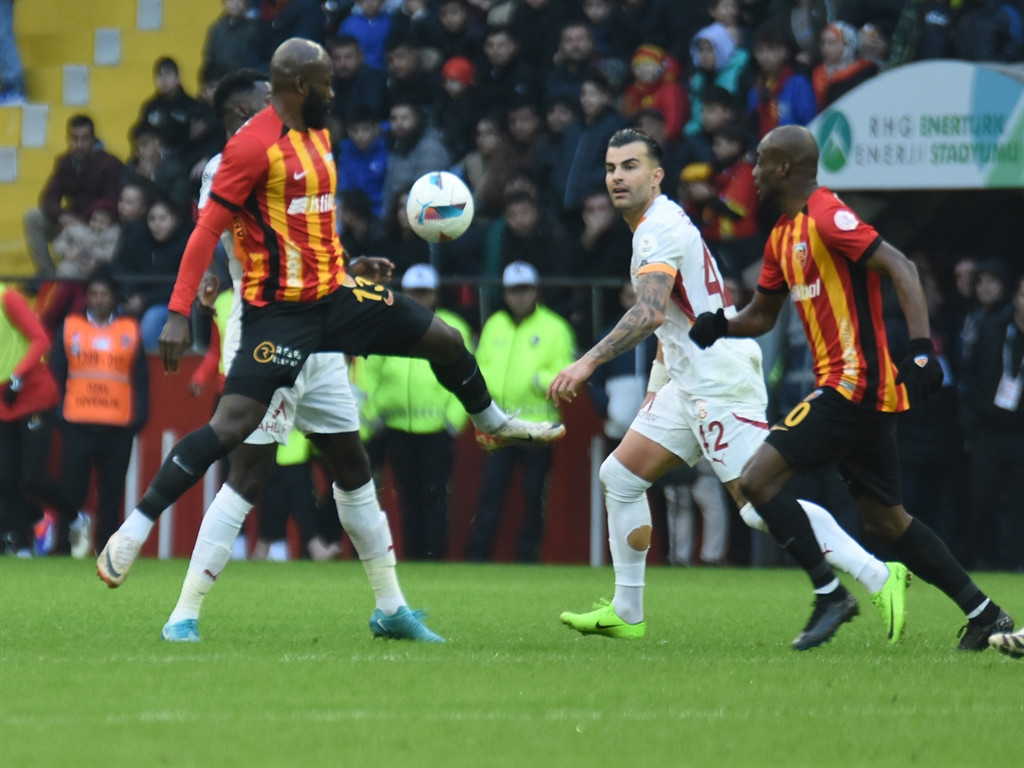 Lider Galatasaray Kayseri'de farklı kazandı! 