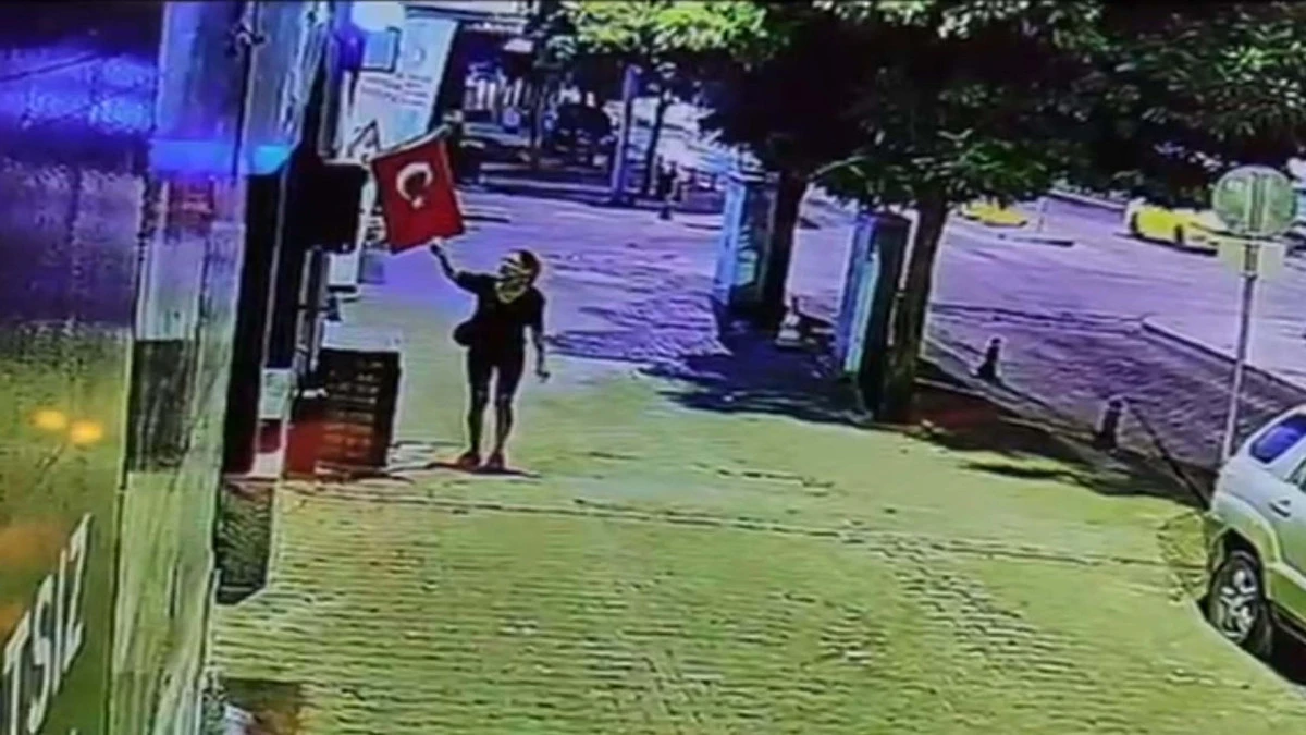 Mağazanın &ouml;n&uuml;nde asılı olan T&uuml;rk bayrağını yakan ş&uuml;pheli g&ouml;zaltına alındı 