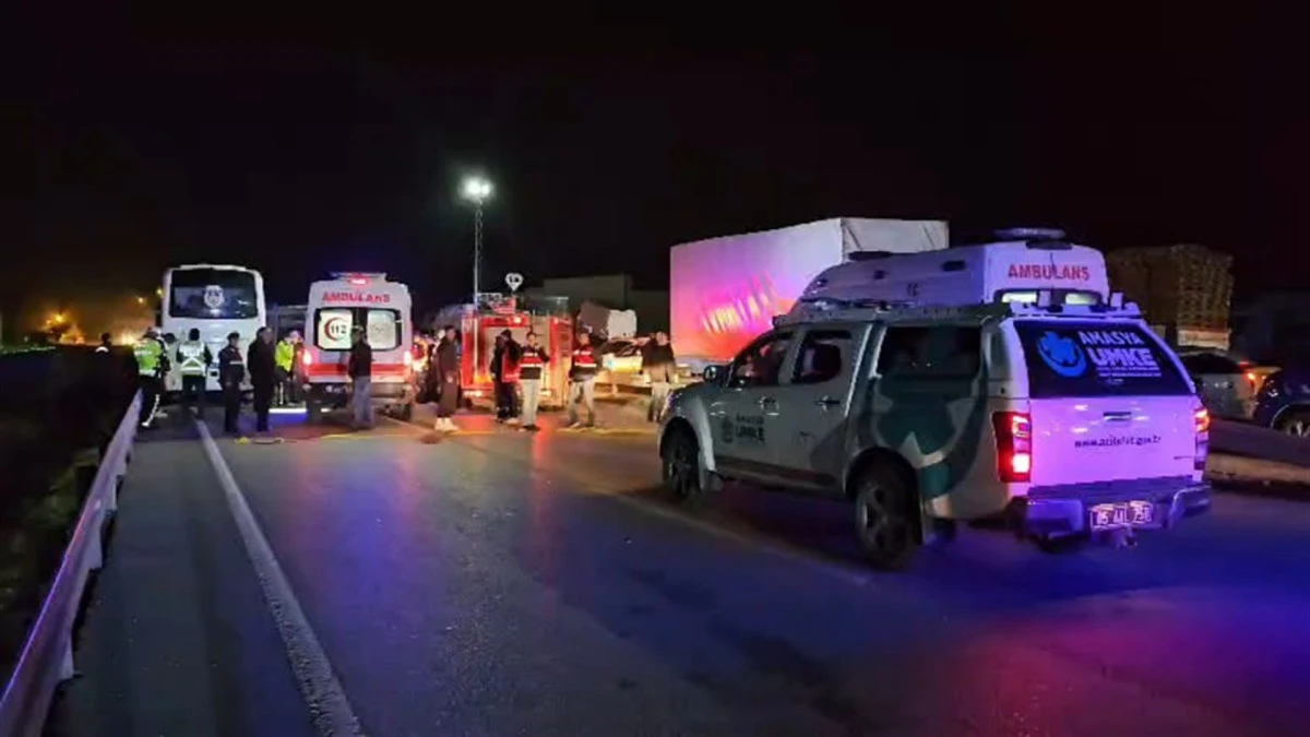 Mahkum taşıyan midibüsün de karıştığı zincirleme kazada 23 kişi yaralandı 