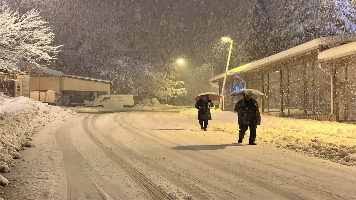 Malatya'da kar nedeniyle motosikletlerin trafiğe &ccedil;ıkması yasaklandı; bazı personeller de izinli olacak! 