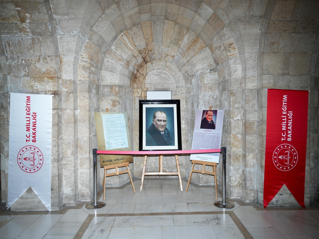 MEB: Tarihi Atatürk portresi, Anıtkabir'de yoğun ilgi gördü 