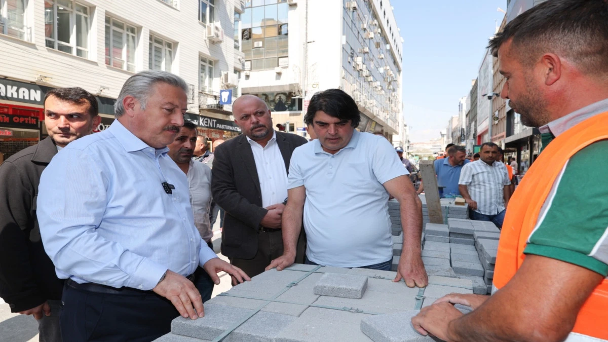 Melikgazi&rsquo;den şehir merkezine 2 bin 100 metrelik yaya yolu yenilemesi