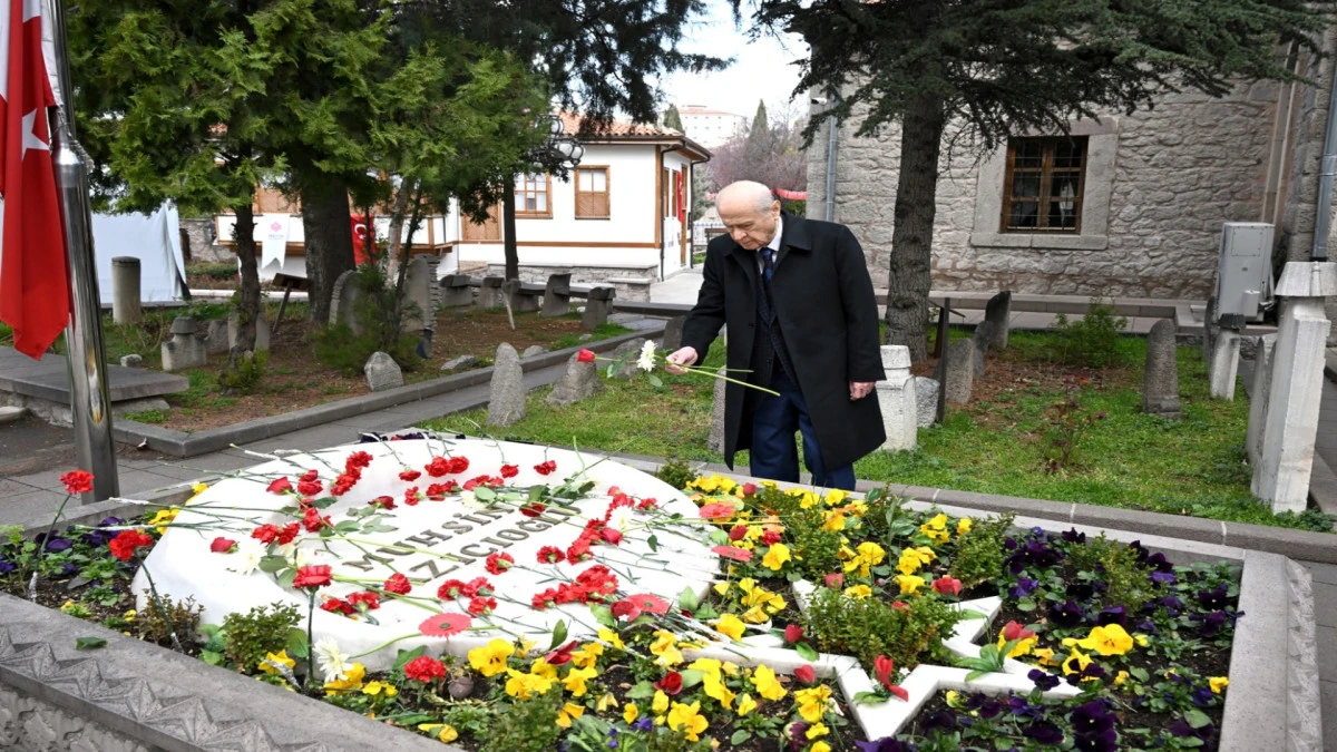 MHP Lideri Bah&ccedil;eli, Muhsin Yazıcıoğlu'nun kabrini ziyaret etti! 
