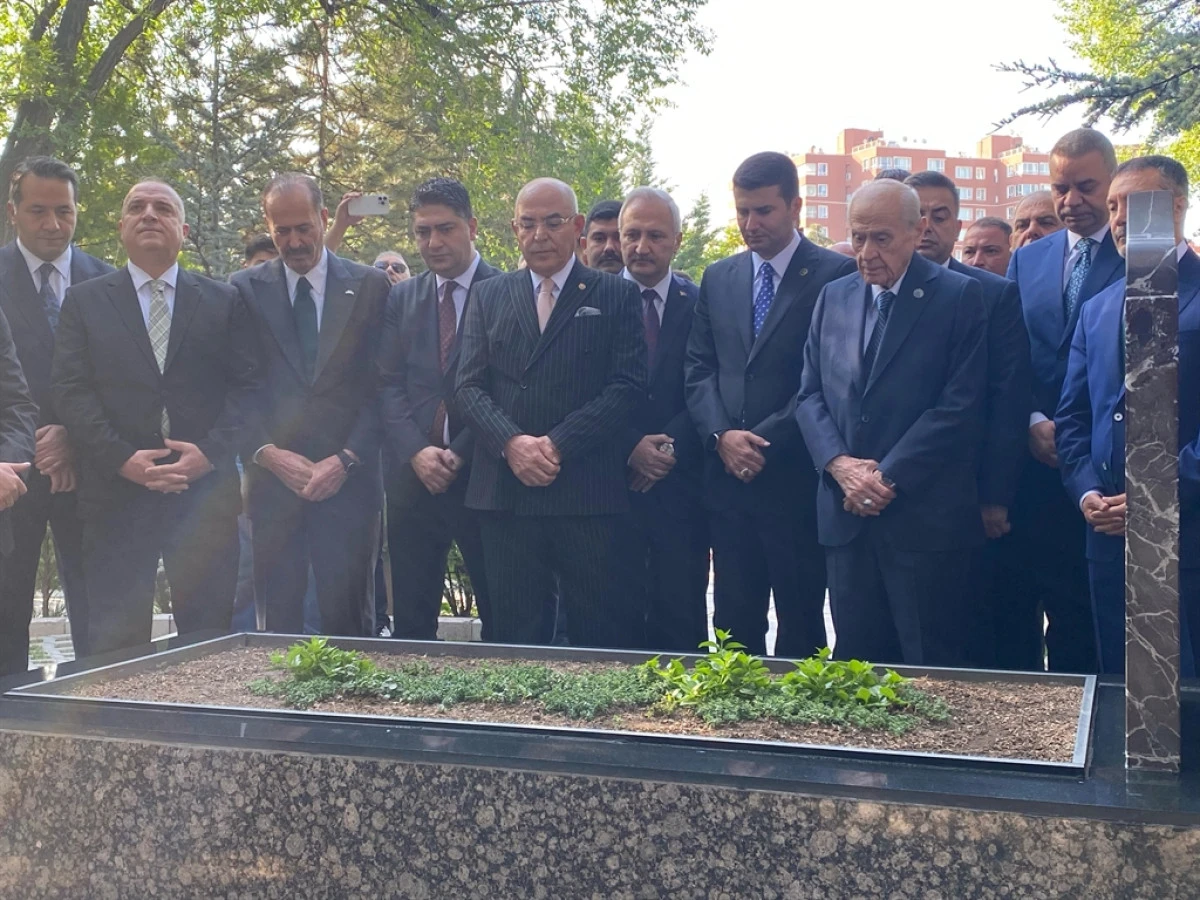 MHP Lideri Bahçeli, Türkeş'in mezarını ziyaret etti!