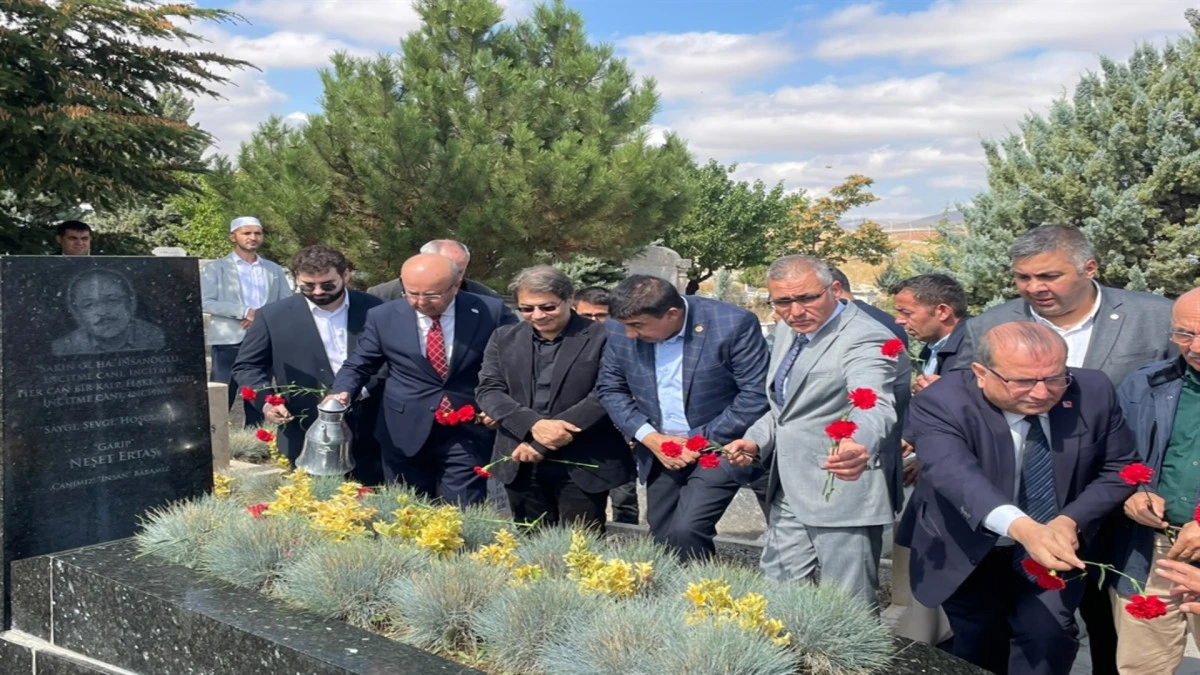 Neşet Ertaş, mezarı başında anıldı