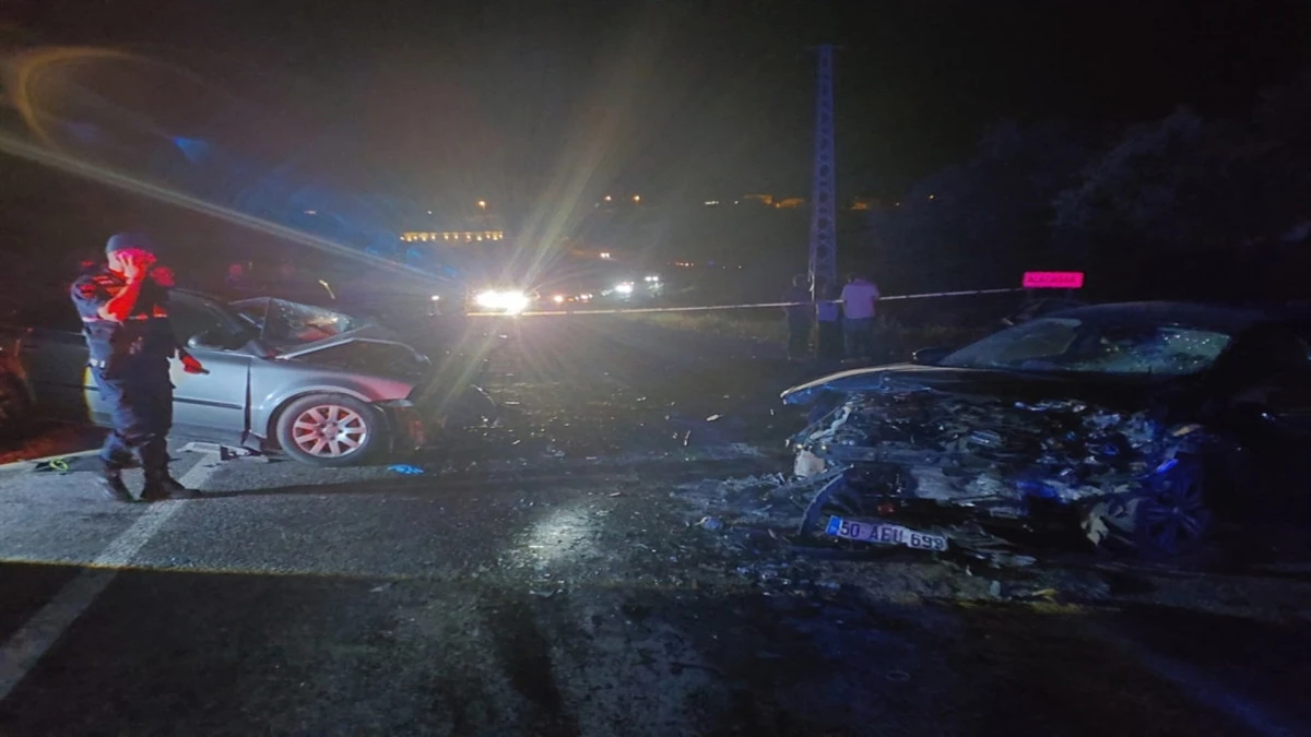 Nevşehir&rsquo;de iki otomobil &ccedil;arpıştı: 1 &ouml;l&uuml;, 5 yaralı 