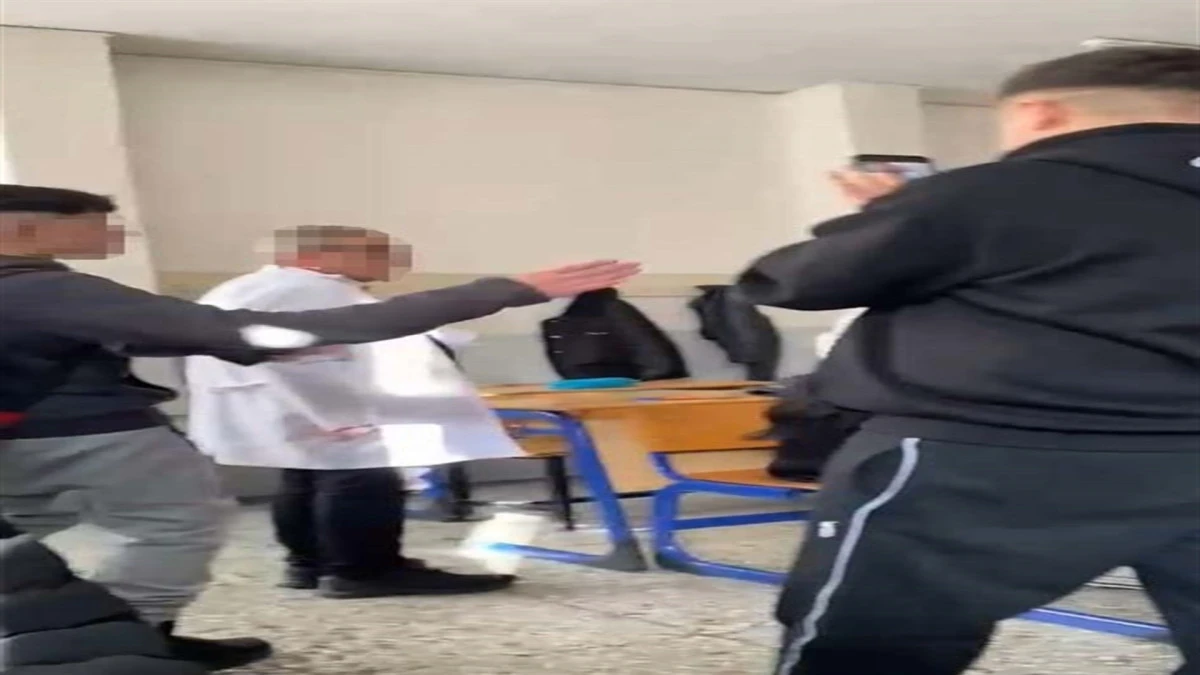 &Ouml;ğrencileri Alay Etti, O Bağrına Bastı: "Mehmet &Ouml;ğretmen'den İnsanlık Dersi" 