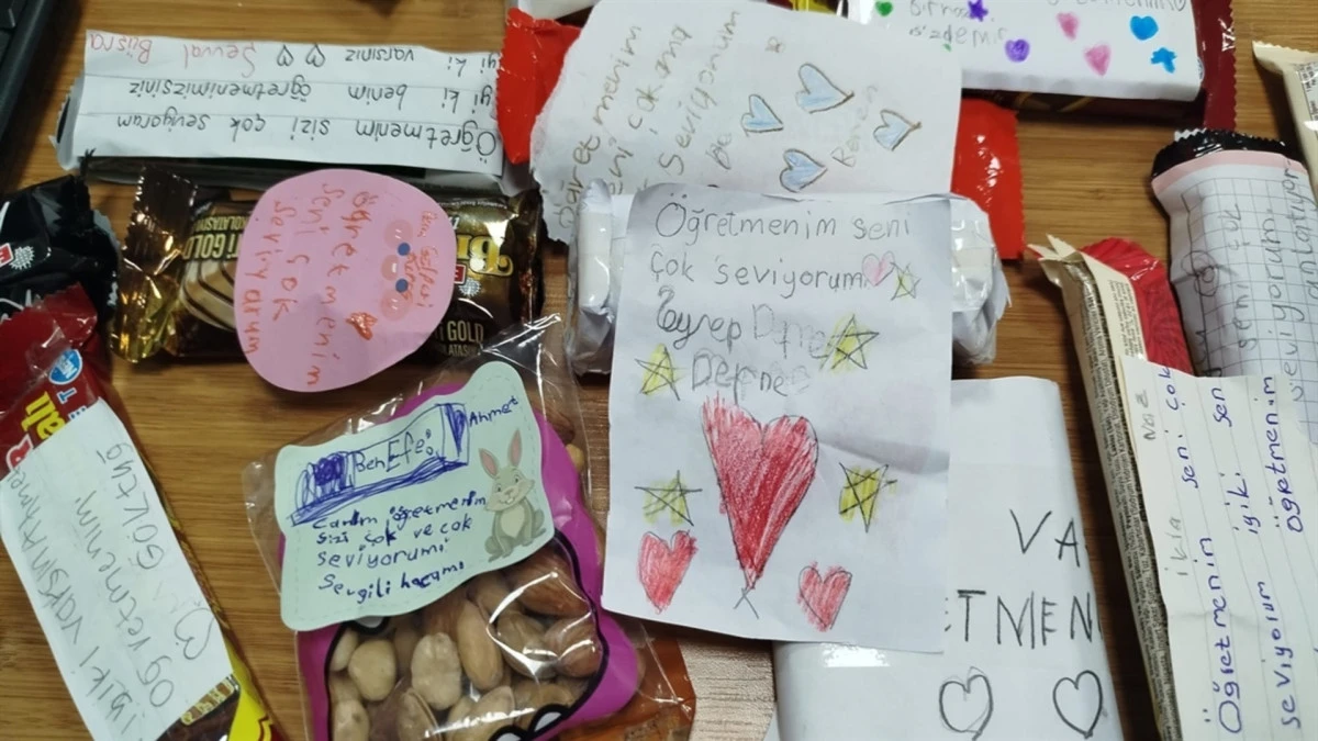 &Ouml;ğrencilerin 'sevgi' mesajları, &ouml;ğretmenlerini duygulandırdı 
