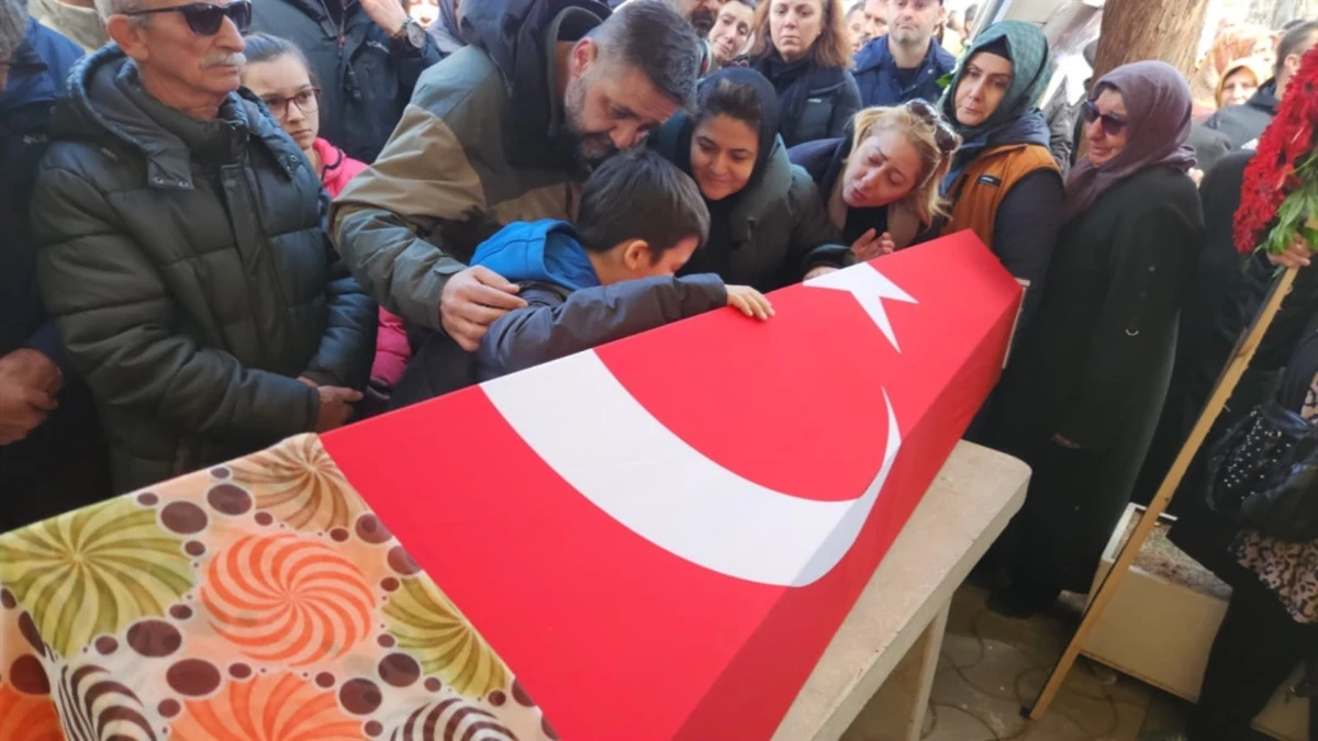 &Ouml;ğrencisi tarafından &ouml;ld&uuml;r&uuml;len Fatma Nur &ouml;ğretmen, son yolculuğuna uğurlandı 