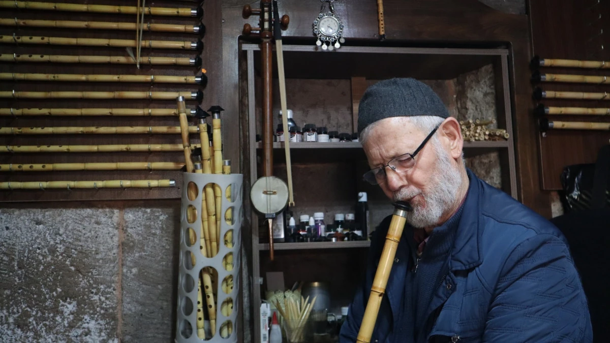 Okuduğu beyitten etkilenerek başladığı neyi 40 yıldır &uuml;fl&uuml;yor 