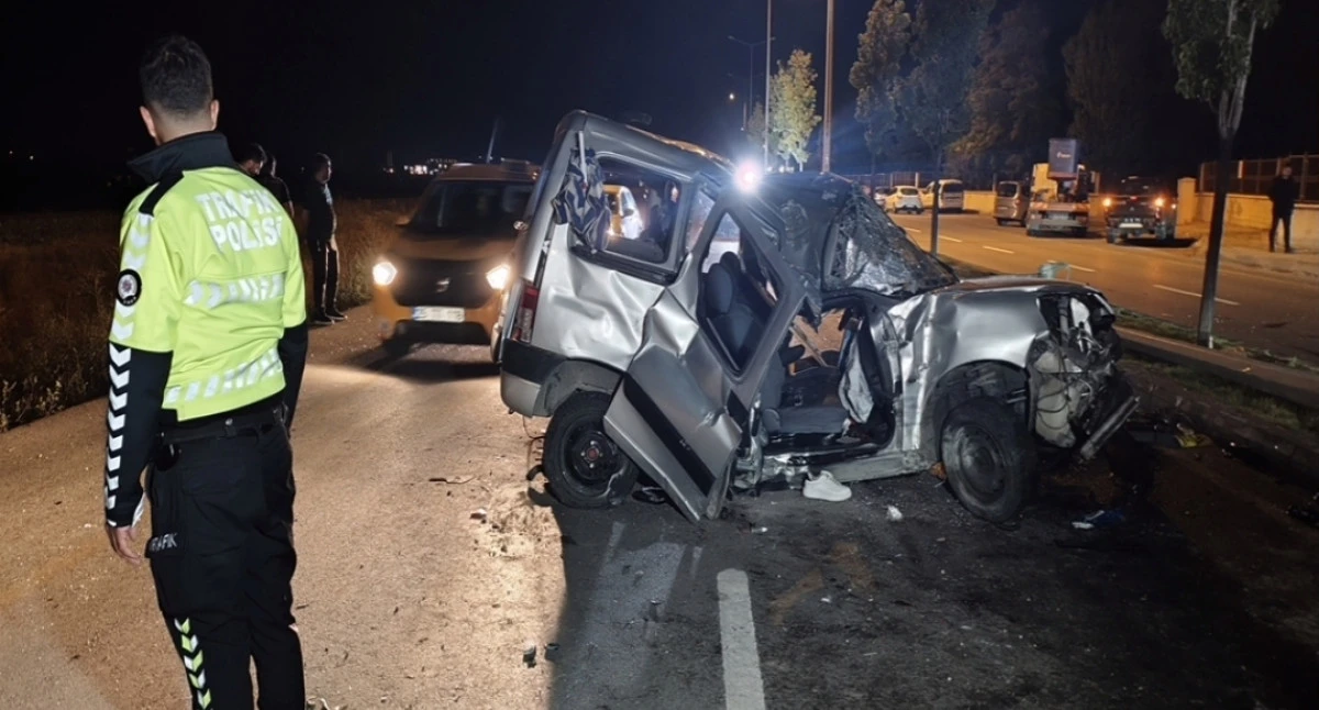 Otomobil, refüjdeki ağaç ve aydınlatma direğine çarpıp devrildi: 1 ölü, 2 yaralı 