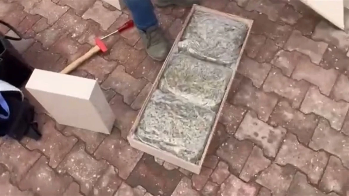 Otomobilin bagajındaki sehpanın i&ccedil;erisine gizlenmiş 4,7 kilo esrar ele ge&ccedil;irildi! 