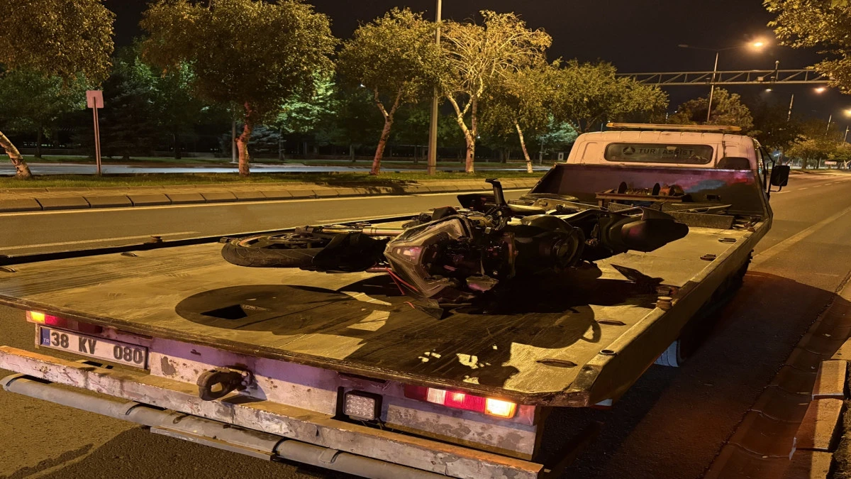 Otomobille &ccedil;arpışan motosikletin yaralanan s&uuml;r&uuml;c&uuml;s&uuml; kurtarılamadı 