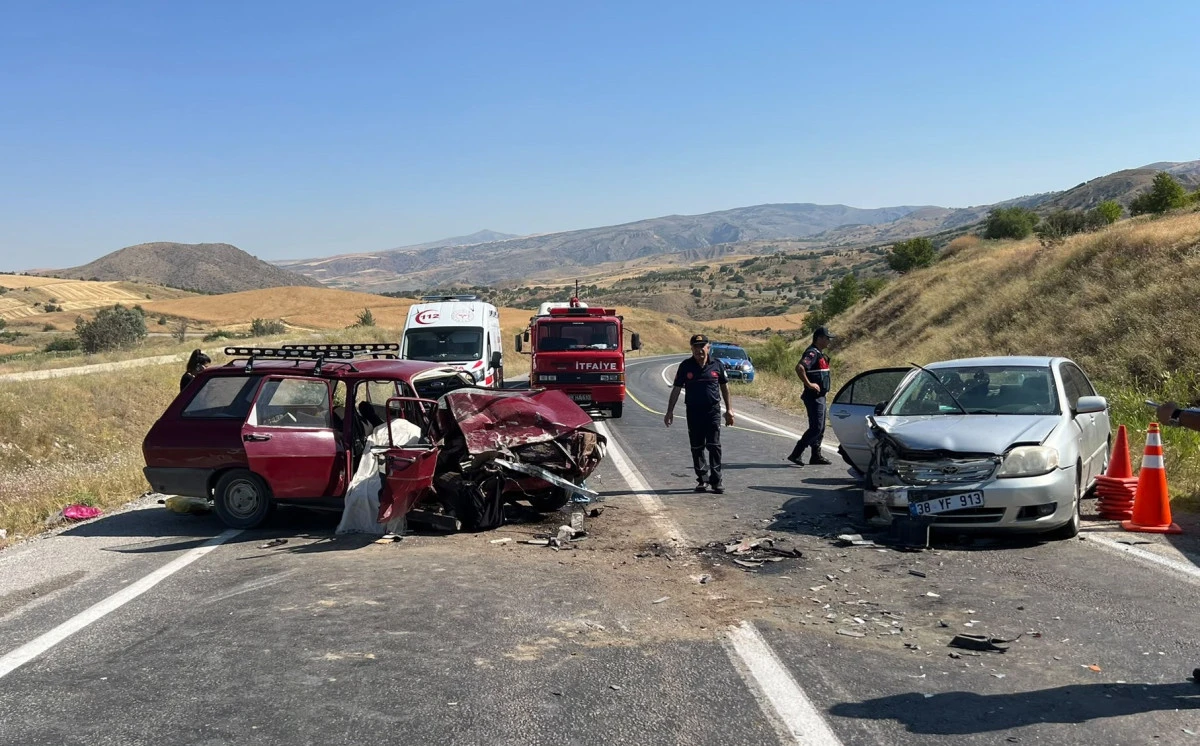 Otomobiller &ccedil;arpıştı: 1 &ouml;l&uuml;, 6 yaralı 