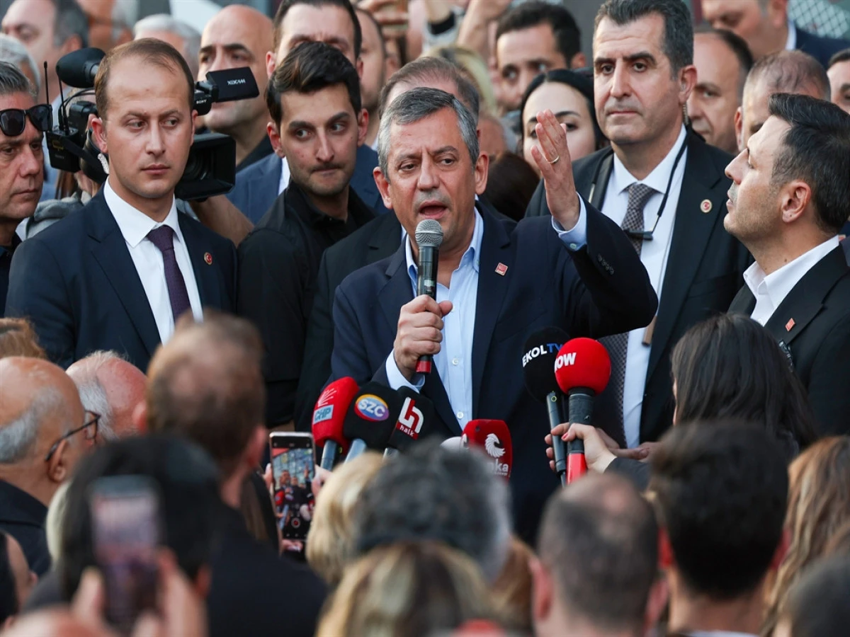 Özgür Özel, CHP İstanbul İl Başkanlığı önünde konuştu 