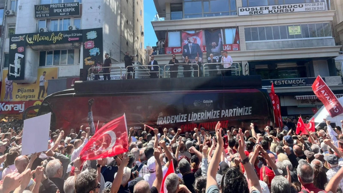 &Ouml;zg&uuml;r &Ouml;zel: Derhal kurultay yapın, partiyi se&ccedil;ilmiş bir genel başkana kavuşturun 