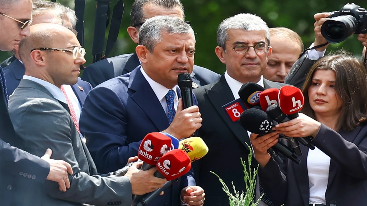 &Ouml;zg&uuml;r &Ouml;zel, Meclis kapısında toplanan kalabalığa hitap etti! 