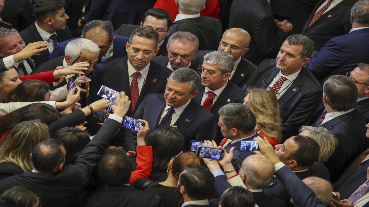 &Ouml;zg&uuml;r &Ouml;zel: Milletin elimize verdiği bayrağı bırakmayız 