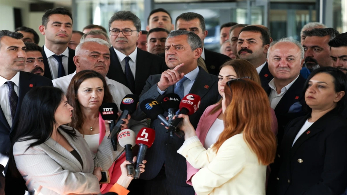 &Ouml;zg&uuml;r &Ouml;zel: Tedbir kararı olanlar il başkanı g&ouml;revden alamaz 