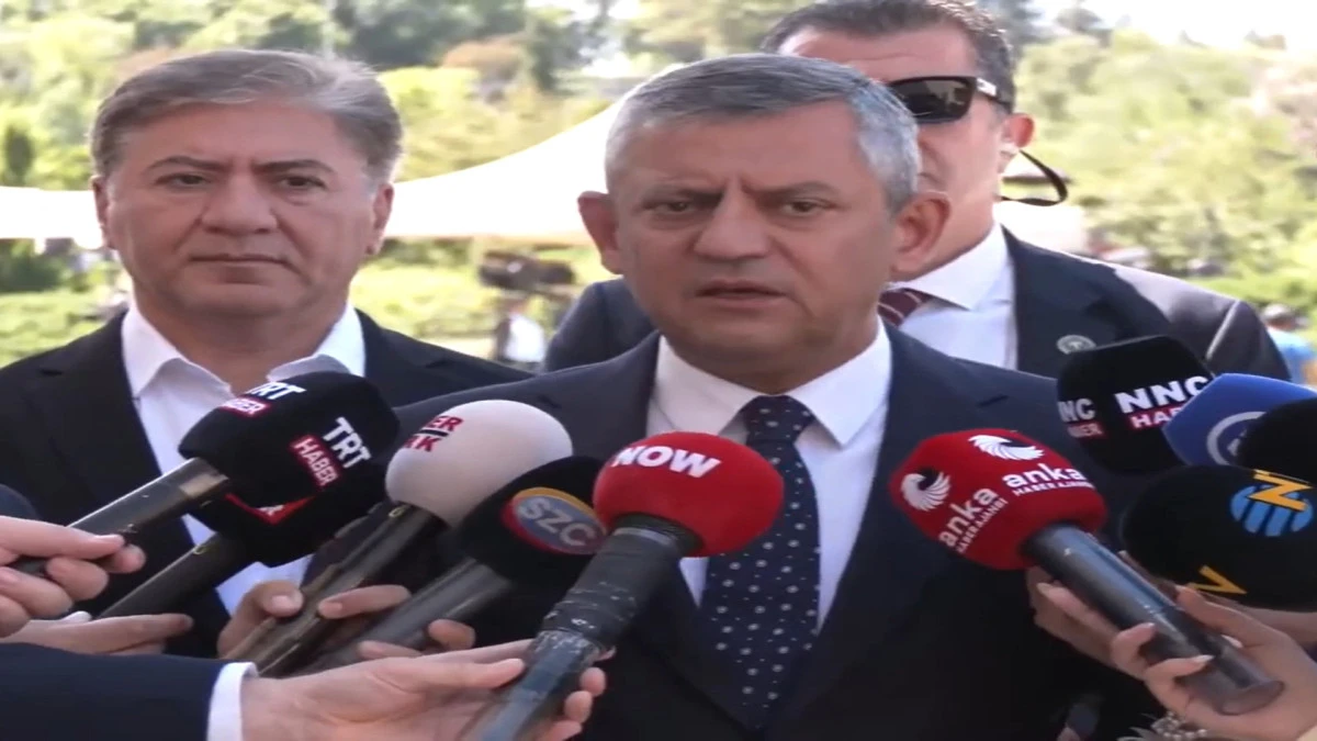&Ouml;zg&uuml;r &Ouml;zel: 'Tiyatro değil, kanlı bir darbe' diyen kişiyim 