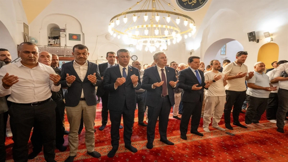 &Ouml;zg&uuml;r &Ouml;zel ve Mansur Yavaş, Ferdi Zeyrek i&ccedil;in okutulan Mevlid-i Şerife katıldı 
