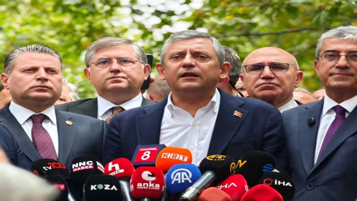 &Ouml;zg&uuml;r &Ouml;zel'den yeni parti mesajı: "Yol arkadaşlarımız aziz milletimizdir, yolumuz iktidar yoludur." 