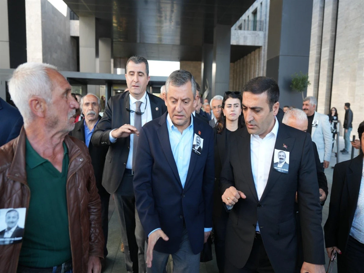 Özgür Özel'e cenaze töreni çıkışında yumruklu saldırı 