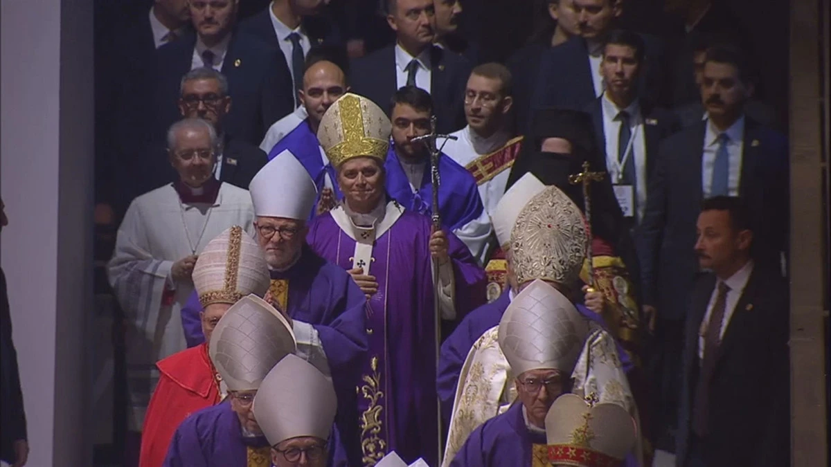 Papa 14. Leo Volkswagen Arena'da yaklaşık 4 bin kişilik ayini yönetti! 