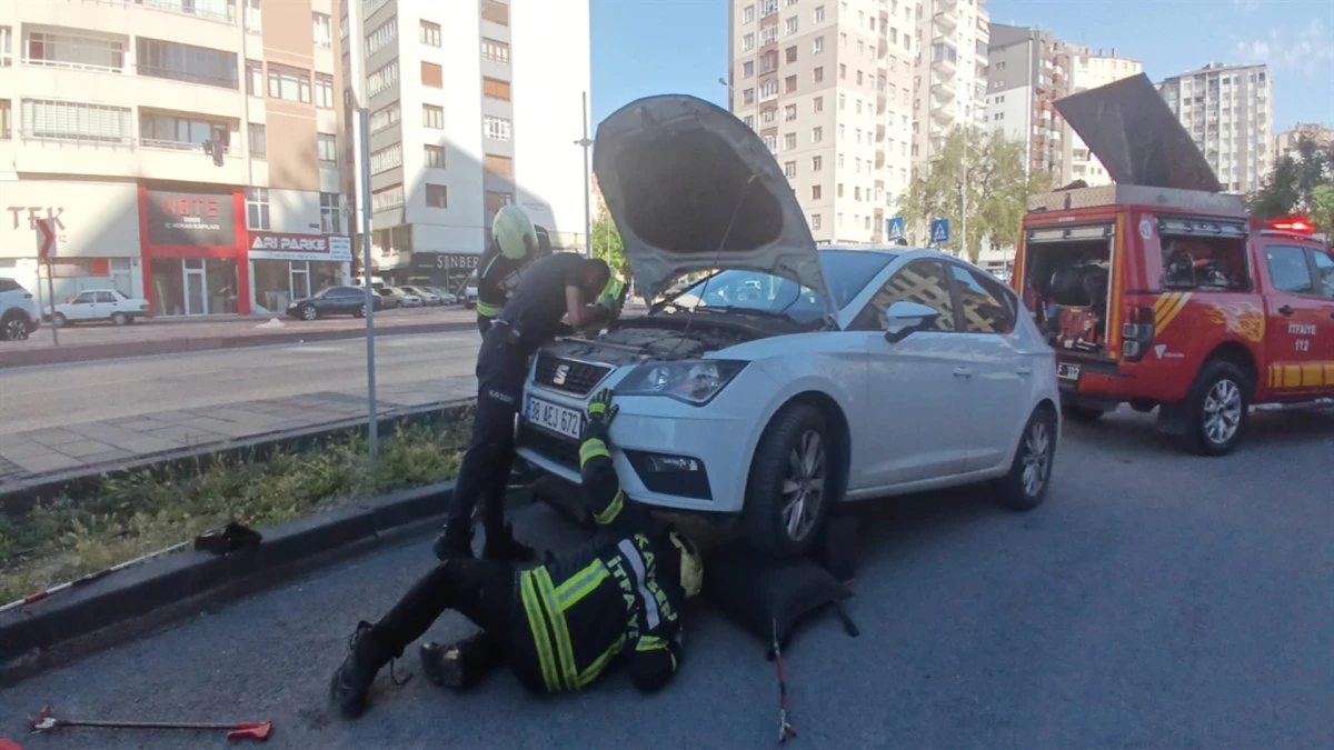 Park halindeki otomobilden yılan sarkıttığı ihbarı endişe yarattı! 