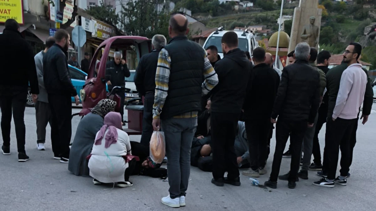 Pikap ile &uuml;&ccedil; tekerlekli motosiklet &ccedil;arpıştı: 2 yaralı 