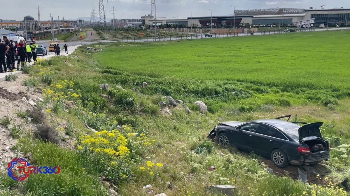 Polisin &lsquo;dur&rsquo; ihtarına uymayan s&uuml;r&uuml;c&uuml;n&uuml;n otomobili şarampole yuvarlandı 