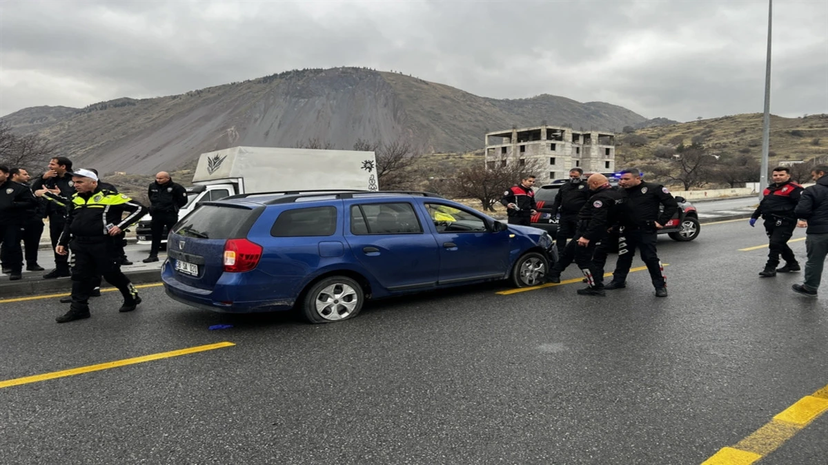 Polisten kaçan ehliyetsiz sürücü, otomobilinin lastiklerine ateş edilerek yakalandı 