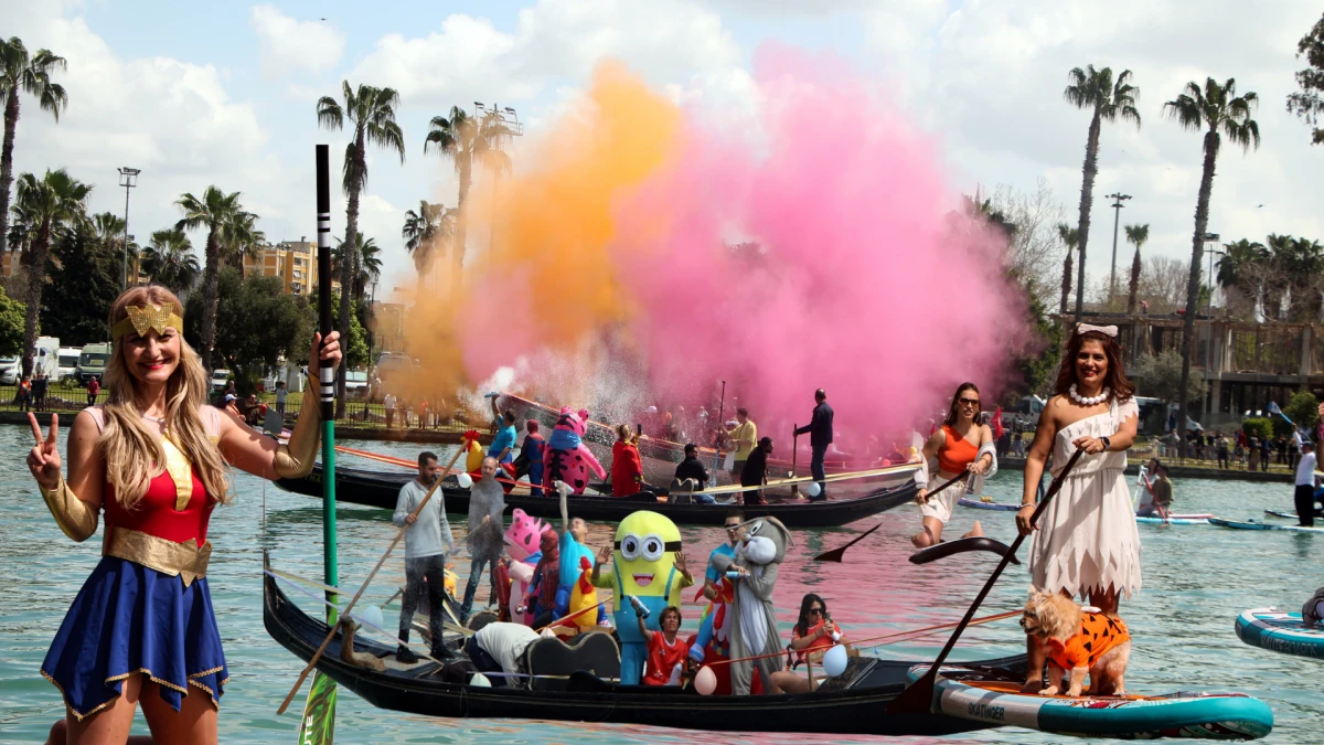 Portakal &Ccedil;i&ccedil;eği Karnavalı&rsquo;nda &lsquo;su korteji&rsquo; renkli g&ouml;r&uuml;nt&uuml;lere sahne oldu 