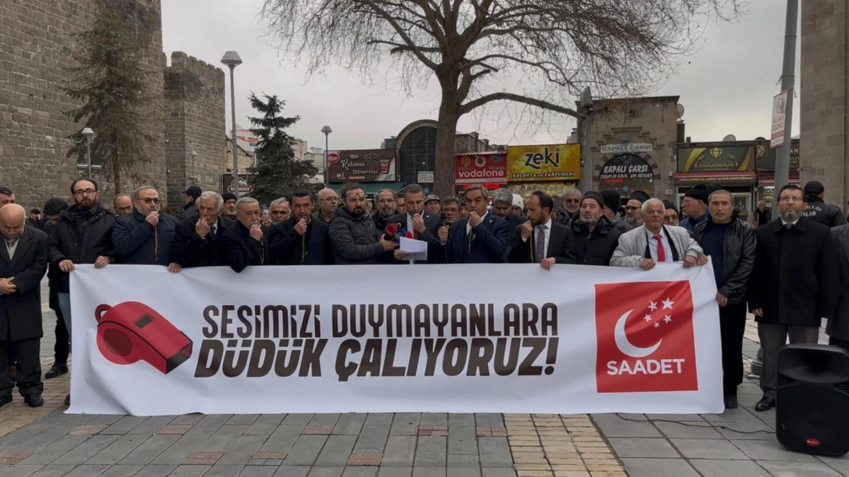 Saadet Partisi'nden 'd&uuml;d&uuml;kl&uuml;' deprem protestosu: Sesimizi duymayanlara &ccedil;alıyoruz 