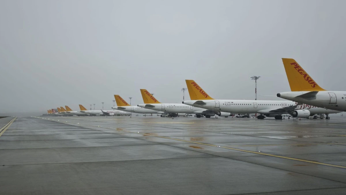  Sabiha G&ouml;k&ccedil;en Havalimanı'nda u&ccedil;uşlara yağmur engeli; 51 u&ccedil;ak divert etti! 